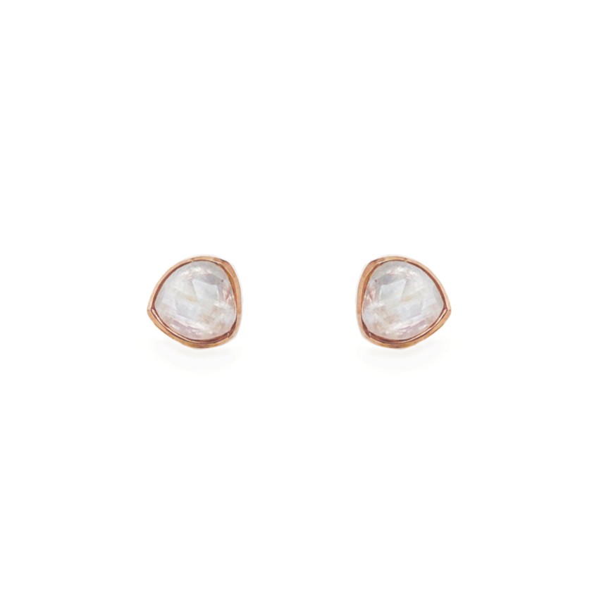 Photograph: Sarah Alexander Boucles d'oreilles Echo Moonstone en or rose