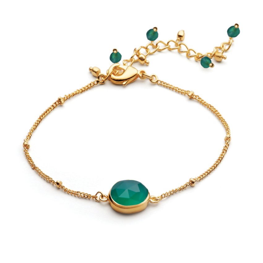 Fotografia: Sarah Alexander Bracciale in oro con gemme di onice verde di Nubia