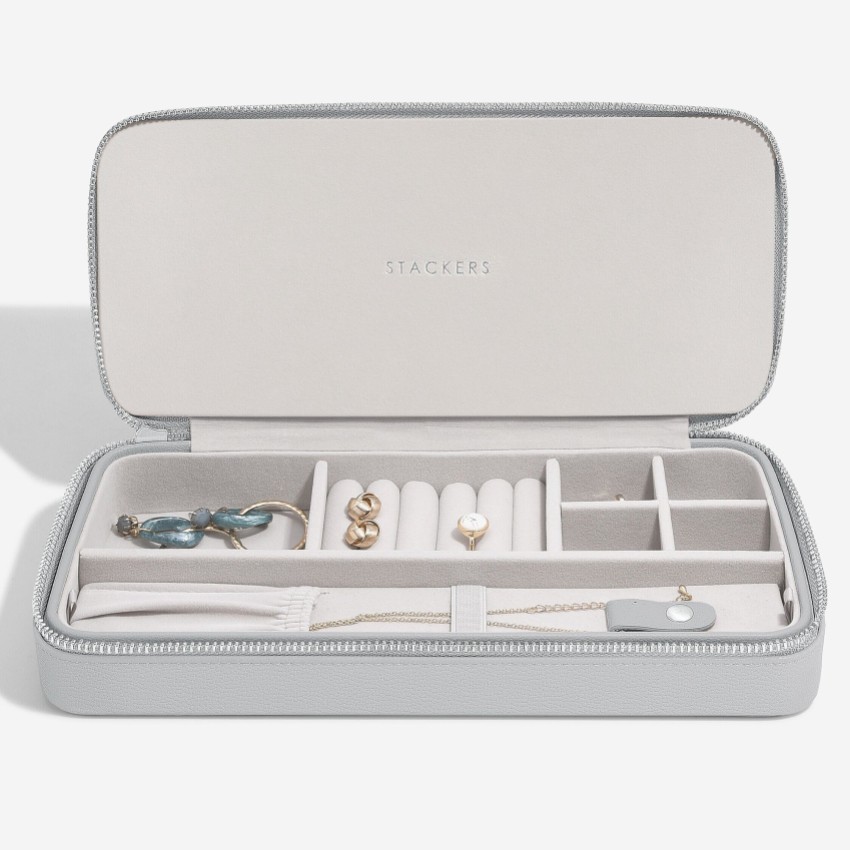 Fotograf: Stackers Pebble Grey Sleek Halskette Zipped Travel Jewellery Box