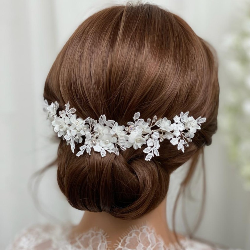 Photograph: Tête de mariée Marianna en fleurs et dentelle ivoire