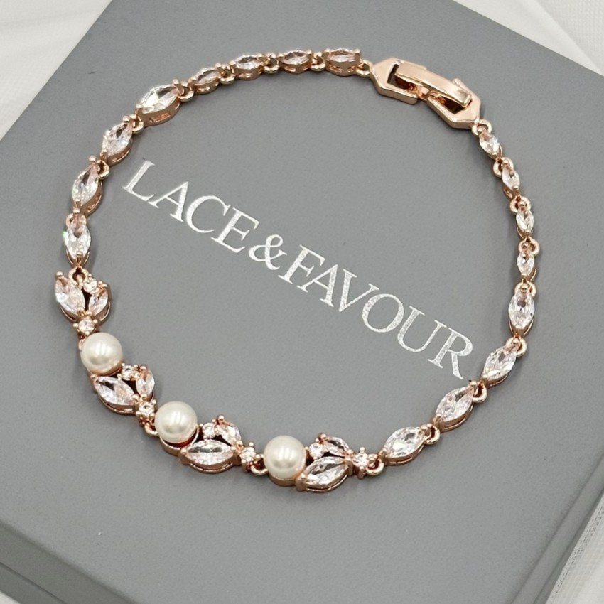Fotograf: Tamara Rose Gold Cubic Zirkonia und Perle Hochzeitsarmband