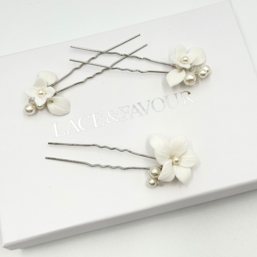 Fotograf: Tiffany Set of 3 Pearl and Clear Crystal Floral Hair Pins