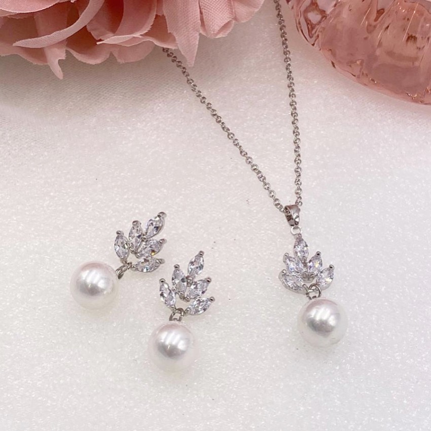Photograph: Vienna Vintage Pearl Drop Jewellery Bridal Set