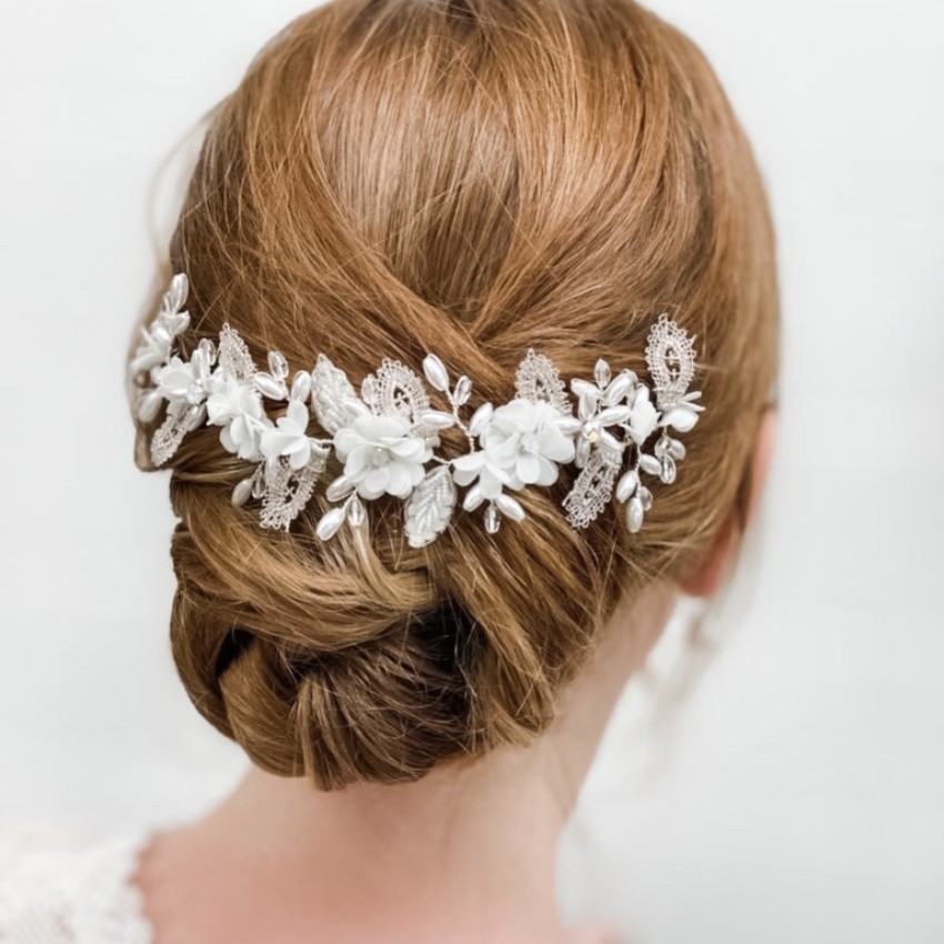 Photograph: Vigne à cheveux Sabrina avec feuilles perlées et fleurs en cristal opale